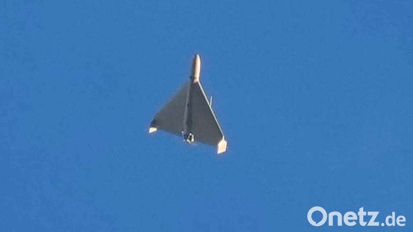 Im Angriffskrieg gegen die Ukraine setzt Russland Kampfdrohnen vom Typ Shahed ein. Deutschland will nun mit Nato-Partnern ebenfalls günstige unbemannte Luftfahrzeuge beschaffen. (Archivbild) Bild: Efrem Lukatsky/AP/dpa