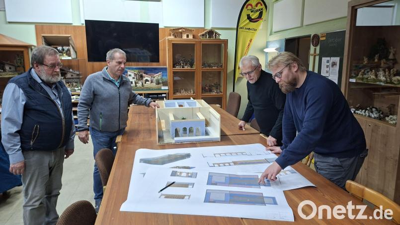 Das Modell für die Kulisse der nächsten Plößberger Krippenausstellung stammt noch vom verstorbenen Hauptorganisator Hubert Haubner. Die Pläne dazu hat OWV-Vorsitzender Jörn Schedl (rechts) erstellt. Gemeinsam mit Manfred Kopp, Harald Gerl und Robert Sladky (von rechts) führt er die Planungen Haubners fort. Bild: prh