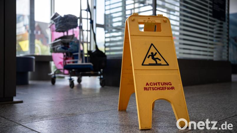 Derzeit sind sämtliche Klassenzimmer im Erdgeschoss und ersten Stock nicht nutzbar. (Symbolbild) Bild: Hannes P. Albert/dpa