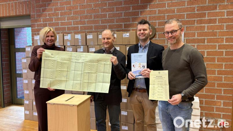 Von links: Wahlleiterin Nicole Hammerl, stellvertretender Wahlleiter Reinhold Gailer, Wahlsachbearbeiter Thomas Wührl und Martin Oppitz stellten im Neuen Rathaus die Stimmzettel für die Kommunalwahl 2026 vor. Bild: mcl