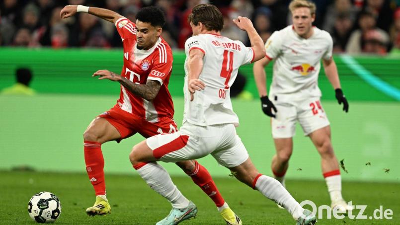 Typisch Luis Diaz: Mit ausholendem Armbewegungen geht der Bayern-Linksaußen am Leipziger Willi Orbán vorbei. Der Kolumbianer traf zum 2:0-Endstand. Bild: Sven Hoppe/dpa