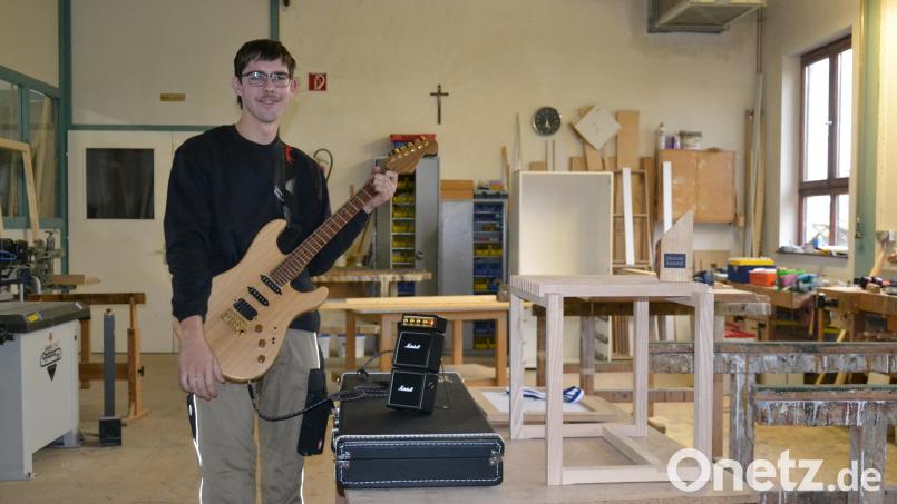Unzählige Arbeitsstunden hat Michael Schmidt in seine E-Gitarre mit Eichenkorpus gesteckt. Das besondere Instrument war nie Teil eines Wettbewerbs, sondern Privatvergnügen. Pflichtaufgabe hingegen war die Anfertigung einer kleinen Bank (rechts im Bild) beim Berufswettkampf auf Bayern-Ebene. Bild: as
