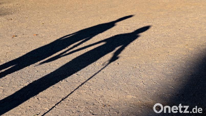 Ein alter Herr wollte einen Spaziergang machen, jetzt sitzt er vor einer Amtsrichterin – auch wegen einer Klinge in seinem Gehstock. Symbolbild: Patrick Pleul/dpa