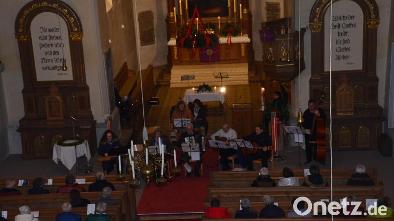 Die Besucher des Adventskonzerts der Volksbank Raiffeisenbank Nordoberpfalz in der evangelischen Stadtkirche erlebten mehr als eine Stunde voller Harmonie, Besinnung und Herzlichkeit. Es war wieder ein Adventsmoment, der nachklingt. Ein Konzert, das nicht nur Ohren und Augen, sondern vor allem die Herzen der Menschen berührte. Bild: dob