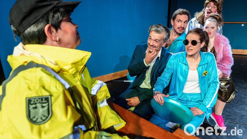 Die Komödie „Die Goldfische“ gastiert in einer Produktion der Hamburger Kammerspiele und der Comödie Dresden im Stadttheater Amberg. Bild: Robert Jentzsch