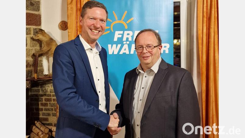Landrat Florian Wiedemann (rechts) gratuliert Hans-Georg Braun zur Nominierung Bild: Isabella Braun