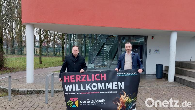 Die Ausbildungsmesse "Es ist deine Zukunft" bringt am 21. Februar über 45 Aussteller nach Speichersdorf. Darauf freuen sich (von links): Christian Porsch, Bürgermeister von Speichersdorf und Alexander Süß, Leiter Ausbildungsmesse. Bild: Media Hub Bayreuth GmbH