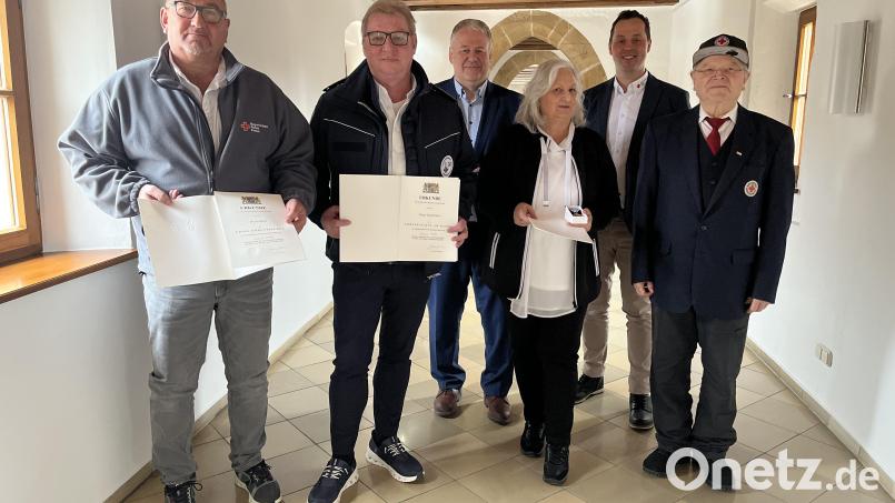 Landrat Richard Reisinger überreicht das Ehrenzeichen in Gold an Heinz Renz, Dieter Hauenstein und Monika Herzing. Bild: Christine Hollederer