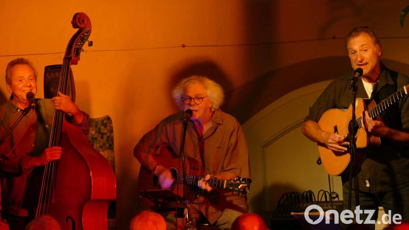 Zusammen haben die drei Regensburger von Old Folks mehr als 150 Jahre Bühnenerfahrung. Bild: Hans Meier/exb