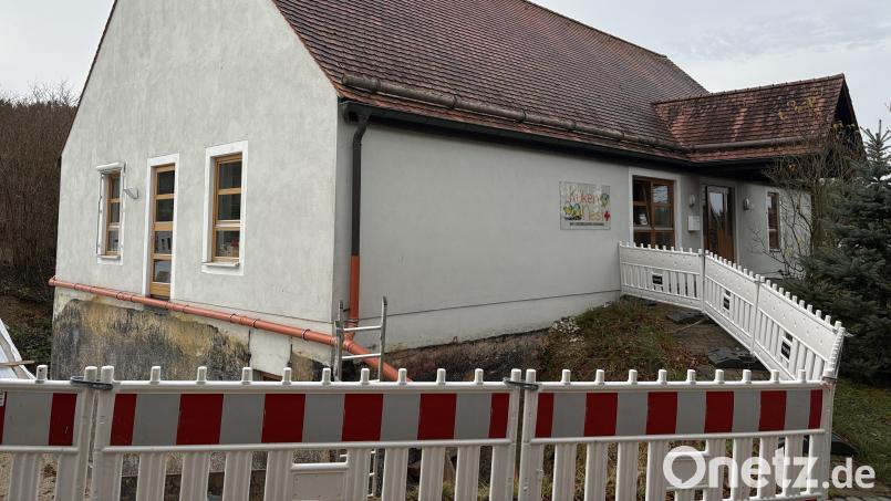 Sie macht dem Gemeinderat Birgland seit längerer Zeit zu schaffen: Die Wand des Kindergartens müsste nach einem Wasserschaden saniert werden. Bild: ge
