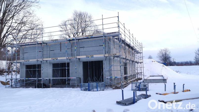 Als Rohbau in Winterruhe: Das Bayernwerk baut am Stadtrand von Oberviechtach eine große Biogasrückspeiseanlage fürs Fernleitungsnetz. Bild: Portner