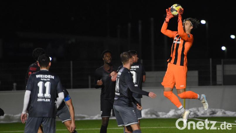 SpVgg-SV-Keeper Justin Bartl (rechr) und seine Weidener Teamkollegen kassierten gegen den FC Ingolstadt II eine 2:5-Testspiel-Pleite. Bild: Gerhard Büttner