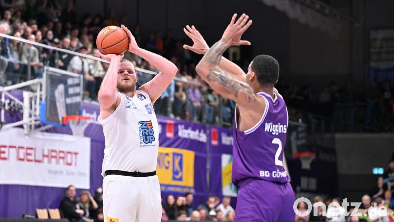 John Bryant (l) ist nicht mehr Teil des MBC-Teams und geht nach Bremerhaven. (Archivbild) Bild: Swen Pförtner/dpa