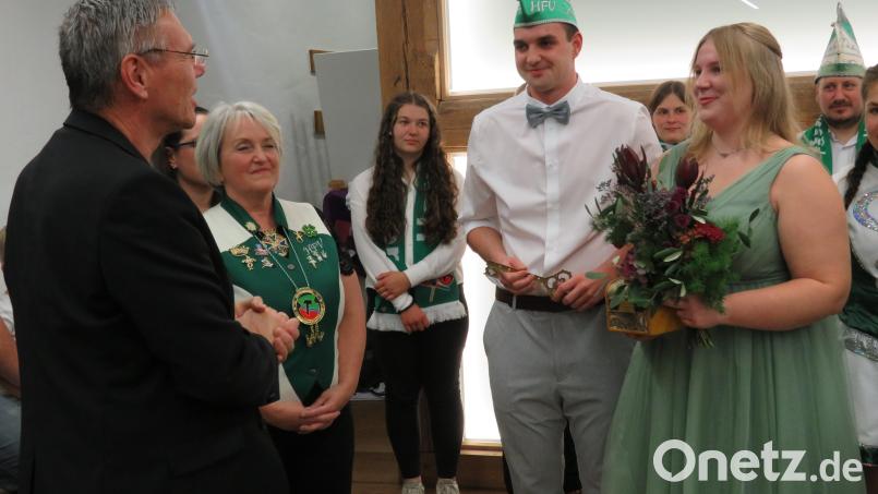 Bürgermeister Reinhard Sollfrank übergibt die Schlüssel zur Gemeindekasse an das Prinzenpaar Prinz Benedik I. und Prinzessin Lara III. Bild: adj