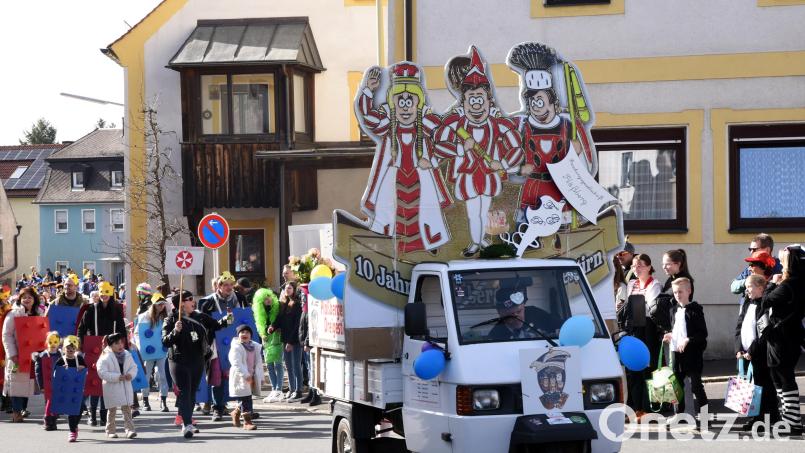 Das Töff-Töff des Plößberger Dreigestirns führt wieder den Gaudiwurm an. Archivbild: Rudi Gebert