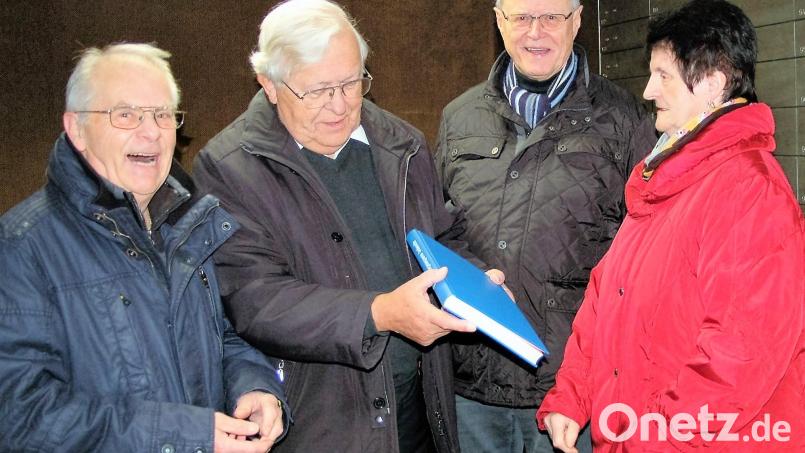 Monsignore Karl Wohlgut (Zweiter von links, bereits verstorben) verfasste die Chronik des Männergesangvereins 1890 und übergab sie im Dezember 2015 an Vorsitzende Brigitta Bernklau. Mit auf dem Bild sind Bernd Lorenz (links) und Rudolf Haupt (Zweiter von rechts). Archivbild: rgr