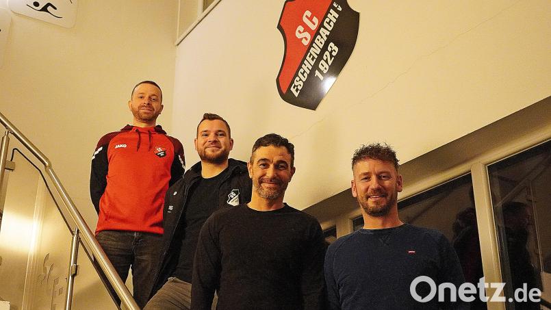 im Bild von links: Vorsitzender Michael Brüchner, Sportleiter Felix Dilling, Ersin Tiryaki und Benjamin Scheidler Bild: jma