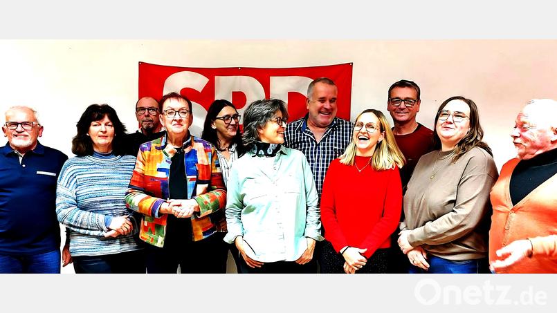 Die Kandidaten der SPD Bechtsrieth/Trebsau. In der Mitte mit weißem Pulli Bürgermeisterkandidatin Cäcilia Bodensteiner, rechts von ihr Maria Sauer. Bild: Marianne Göbel