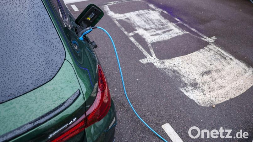 Umfrage: Einige Deutsche haben von neuer E-Auto-Prämie bisher nicht gehört. (Symbolbild) Bild: Jan Woitas/dpa