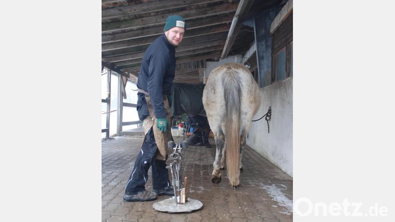 Johannes Reindl macht seit Oktober vergangenen Jahres eine Weiterbildung zum Hufschmied. Bild: cvl