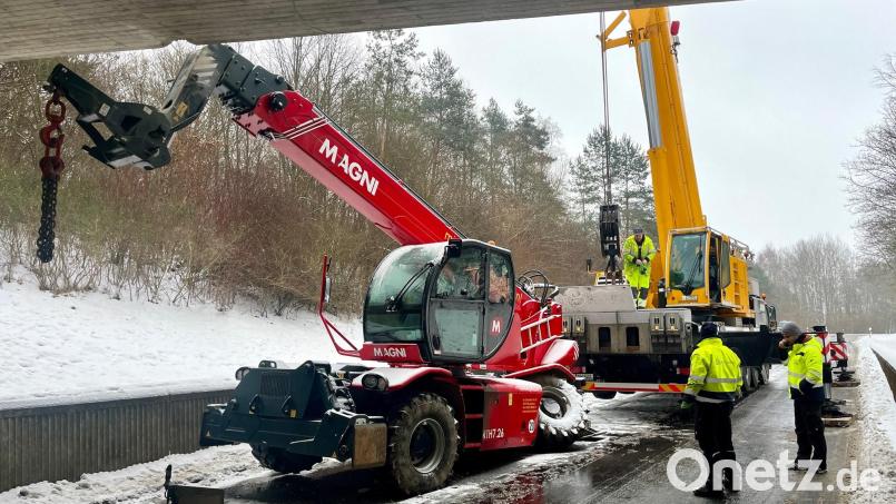 Ein Teleskoplader bleibt am Montagmorgen an der Eisenbahnbrücke über die NEW 21 bei Oberwildenau hängen. Der Zugverkehr wird für Stunden unterbrochen. Die Brücke und der Lader sind beschädigt. Bild: Gabi Schönberger
