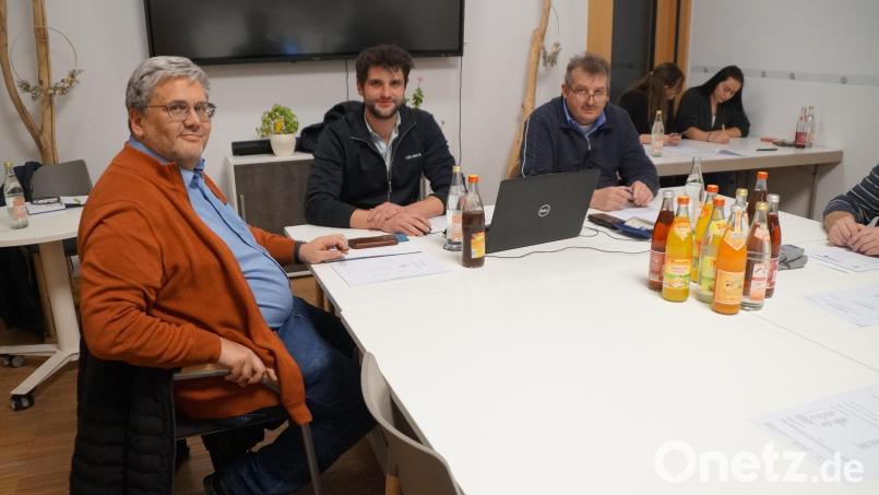 Bauhofleiter Armin Ebnet (Mitte) stellte den Stadträten die grobe Kostenschätzung für die Modellierung des Areals "Alte Säge" vor, auf dem ein Netto-Markt errichtet werden soll. Bürgermeister Reinhard Kreuzer (rechts) und Geschäftsstellenleiter Matthias Jeitner beantworteten Fragen. Bild: wel