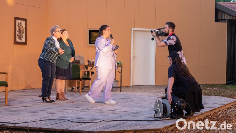 Beim Theaterstück "Camping, Koks und Hollywood!" standen unter anderem Maria Freundl, Sandra Schwamberger, Jana Götz, Erik Grödl und Jasmin Kasecker (von links) auf der Freilichtbühne Bärnau. Sie werden auch in der neuen Produktion "Dös Bahnhof-Komplott" im Juli 2026 auftreten. Archivbild: Susanne Forster