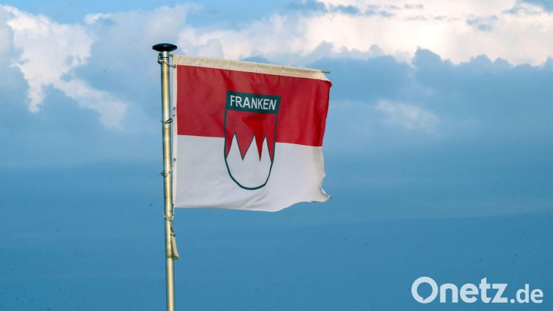 Die Franken haben eine eigene Flagge - und ein eigenes Frankenlied. Darüber entbrennt nun Streit. (Symbolbild) Bild: Pia Bayer/dpa