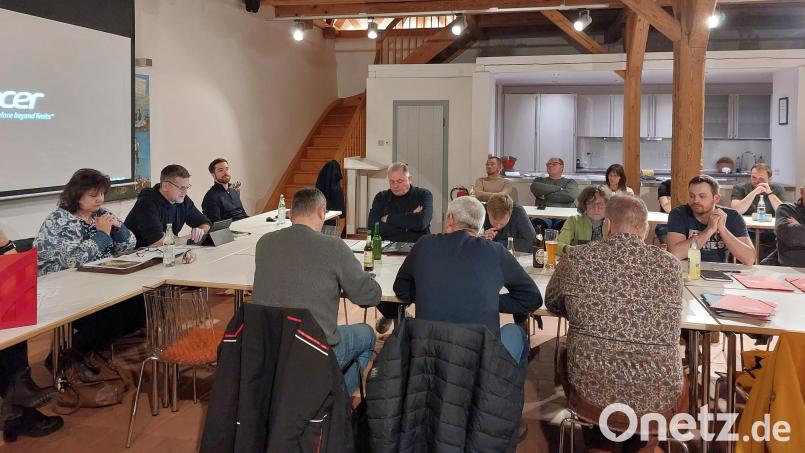 Auch Bürger interessierte der Wärmeplan, der im Gemeinderat vorgestellt wurde. Sie hörten sich die Analyse von Max Becker vom Institut für Energietechnik (IfE) in Amberg an. Bild: mfh