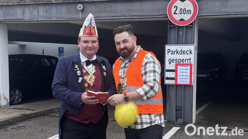 Die Verantwortlichen - der Chef des Neustädter Faschingsvereins, Jürgen Trescher (links) und Bürgermeister Sebastian Giering – bei der Abschlussbesprechung zum Faschingszug. Bild: Jürgen Trescher