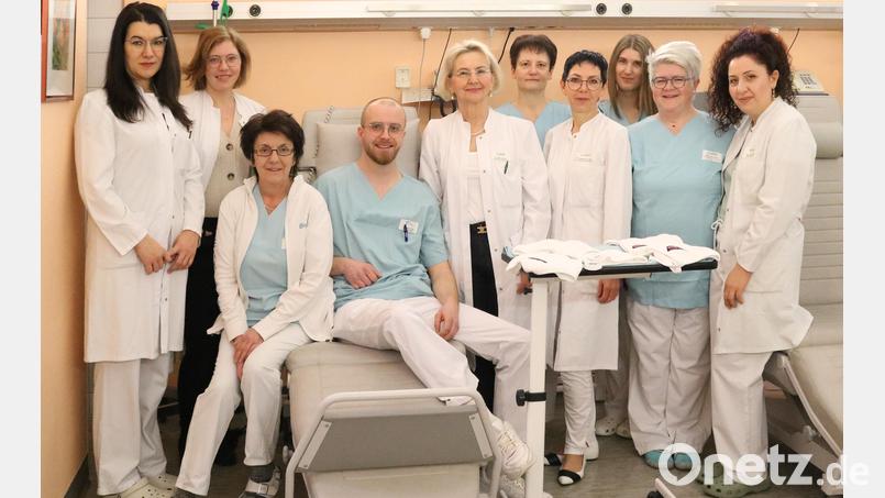 Das Team der Frauenklinik, der Onkologie sowie die betreuenden Physiotherapeutinnen und Physiotherapeuten freuen sich über die Lieferung der neuen Kühlhauben. Bild: Clemens Dederl