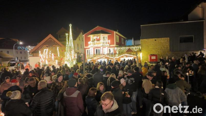 Dicht gedrängt standen die Besucher vor dem Weihnachtshaus der Familie Bauer. Bild: soj