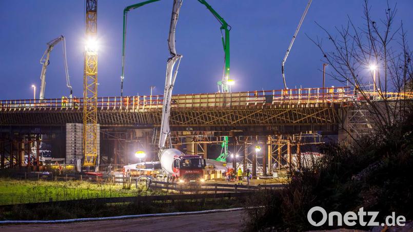 Die neue Vilstalbrücke der Kümmersbrucker Westumgehung nimmt Gestalt an. Die Maßnahme war eines der größten und spektakulärsten Bauprojekte des Staatlichen Bauamts Amberg-Sulzbach im vergangen Jahr. Bild: Eiffage Infra Süd