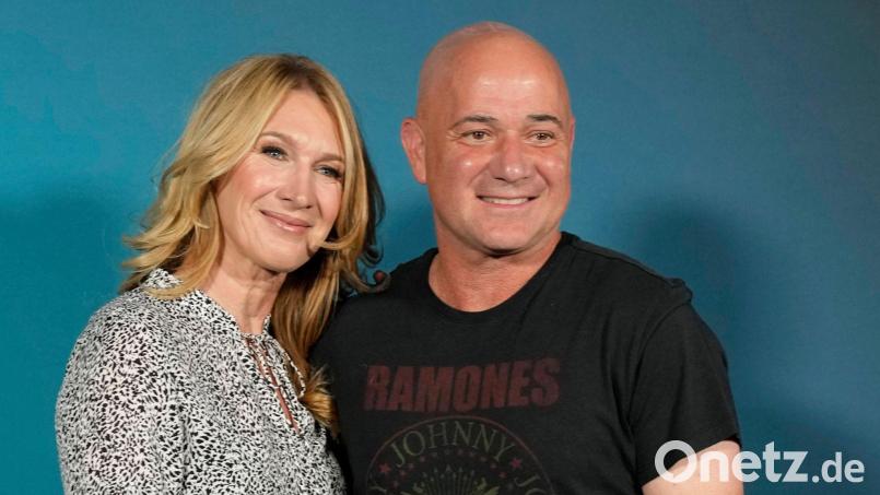 Die ehemalige Ausnahmetennisspielerin Steffi Graf - hier mit Ehemann Andre Agassi - wirbt nun für die Sportmarke des Discounters Lidl. (Archivbild) Bild: John Locher/AP/dpa