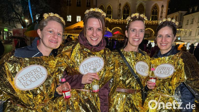 Zum Anbeißen - Ferrero Rocher bei der Hexennacht in Amberg am Marktplatz 2026. Bild: Petra Hartl
