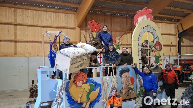 In der Scheune auf dem Hof von Günther und Maximilian Schreyer wird der Wagen vorbereitet, auf dem die Münchenreuther Kinder beim Umzug am Faschingsdienstag mitfahren. Der Anhänger thematisiert dieses Jahr Pumuckl, in Anspielung auf den neuen Film. Bild: Schlüsselclub Münchenreuth/Alexander Hübner