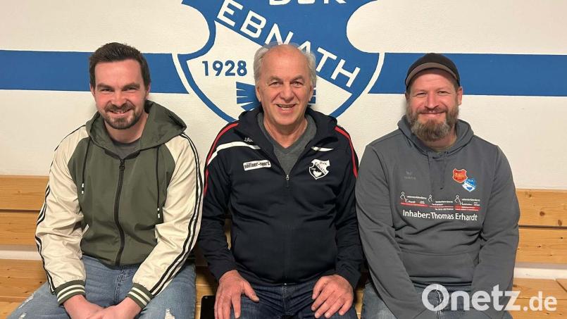Florian Horn (links) und Dominik Hautmann (rechts) bilden nächste Saison das Trainerduo in Ebnath. Vorsitzender Robert Söllner (Mitte) freut sich. Bild: Robert Söllner