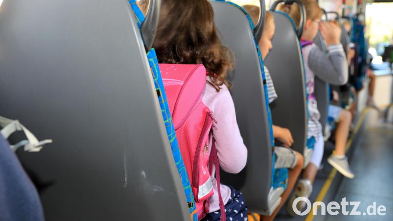 Schülerbeförderungen außerhalb der Bus- und Bahnlinien, also mit dem Taxi, sorgen für steigende Kosten im Bereich der Verwaltungsgemeinschaft. Symbolbild: Peter Gercke/dpa