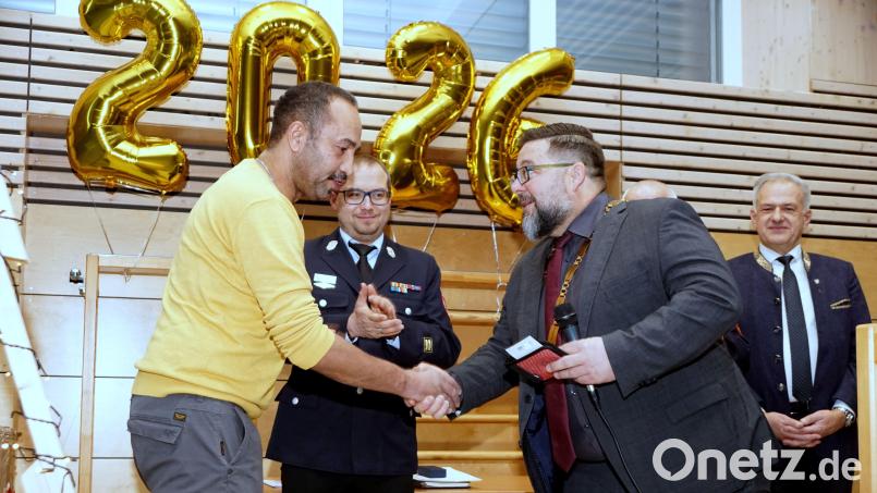 Christopher Hörl (links) wurde von Bürgermeister Thomas Kaufmann für seinen Einsatz als zweiter Kommandant der Immenreuther Feuerwehr geehrt. Mit auf dem Bild Kreisbrandmeister Florian Braunreuther (Mitte) und Landrat Roland Grillmeier (rechts). Bild: bkr