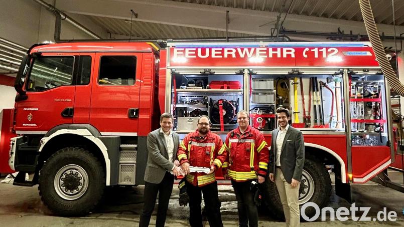 Bürgermeister Nicolas Lahovnik (links) und der Geschäftsleiter Daniel Wolf (rechts) übergeben den Schlüssel für neue Fahrzeug an den Kommandanten der Feuerwehr Wunsiedel, Florian Barthmann (Zweiter von links) und seinen Stellvertreter Harald Hecht. Bild: Stadt Wunsiedel