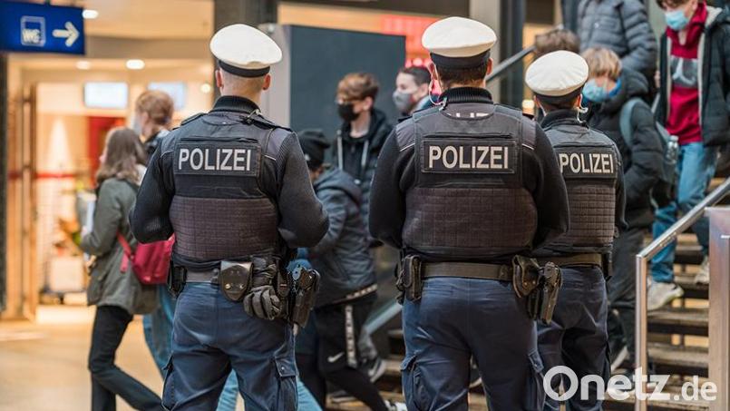 Eine Mutter übernimmt die Geldstrafe ihres Sohnes, um dessen Haft zu verhindern. Symbolbild: Bundespolizei Waldmünchen
