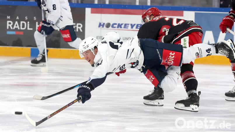Der Weidener Wirbelwind Paul Vinzens (weißes Trikot) war oft nur mit unlauteren Mitteln zu stoppen. Bild: Christine Vincon