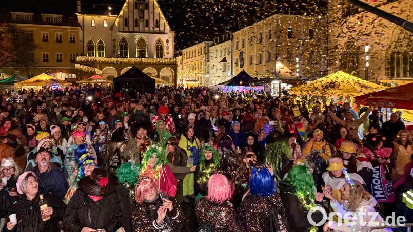 Tausende von Menschen: Das war die Hexennacht in Amberg am Marktplatz 2026. Bild: Petra Hartl