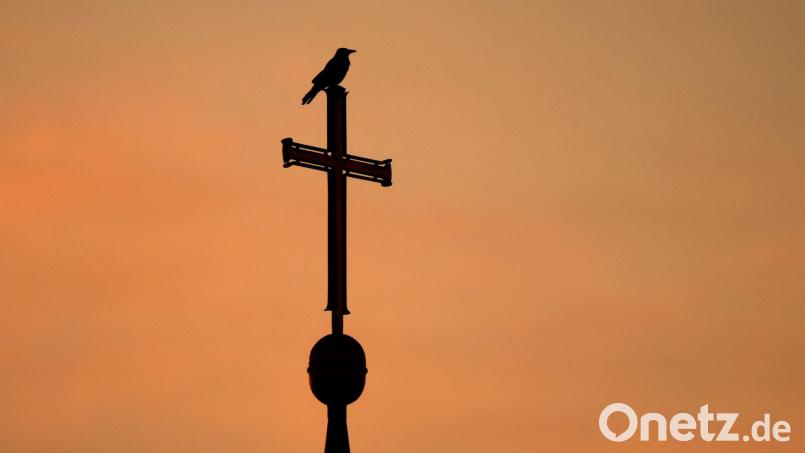 Die evangelische Kirche in Bayern überprüft ihre Medienarbeit. (Symbolbild) Bild: Julian Stratenschulte/dpa