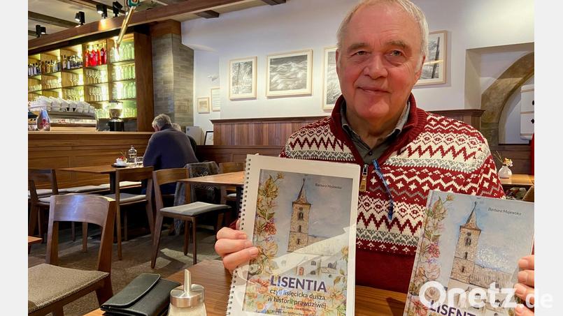 Leo Dietrich mit dem Buch von Barbara Majewska über Leisnitz in Oberschlesien. Bild: Andreas Ascherl