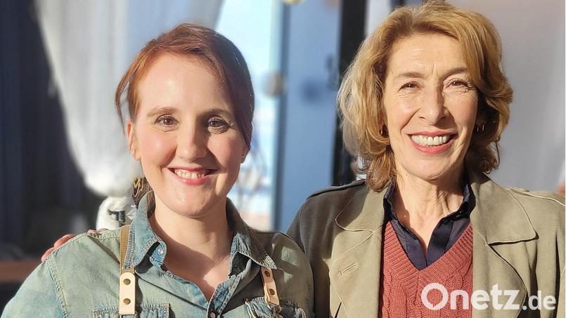 Christina Baumer (links) ist demnächst in einer ARD-Komödie mit der österreichischen Schauspielerin Adele Neuhauser zu sehen. Das Foto entstand am Rande der Dreharbeiten. Bild: Christina Baumer/exb