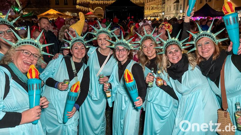 Die Freiheitsstatuen: Hexennacht in Amberg am Marktplatz 2026. Bild: Petra Hartl