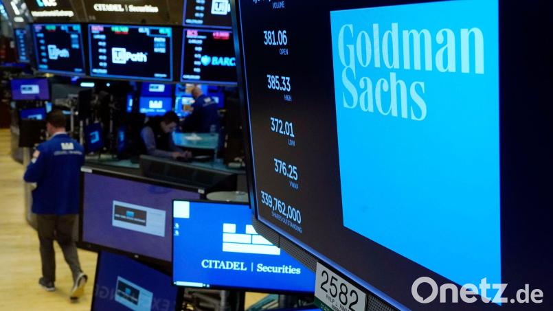 Goldman Sachs gab den Rücktritt von Chefjuristin Kathryn Ruemmler nach Epstein-Enthüllungen bekannt. (Archivbild) Bild: Richard Drew/AP/dpa