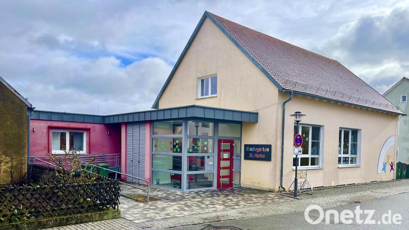 Sebastian Weiß (CSU) und die Marktgemeinderäte fordern mit Nachdruck im Interesse der Kinder und Eltern eine Lösung bei der aktuellen Notbetreuung. Bürgermeister Uwe König ist aufgefordert, ein Gespräch zu führen. Bild: Gerhard Krones