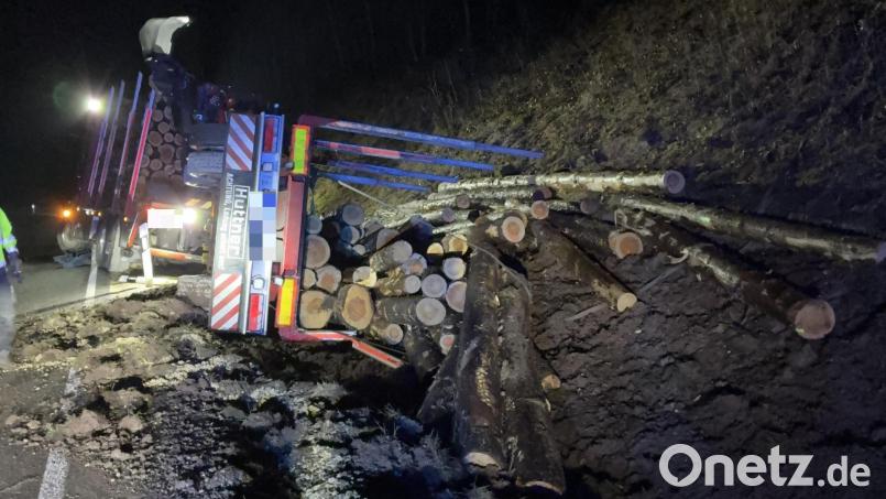 Ein Holztransporter kippt in der Nähe von Hahnbach um. Die Bergung ist aufwendig, der Fahrer bleibt unverletzt. Bild: Polizei Sulzbach-Rosenberg